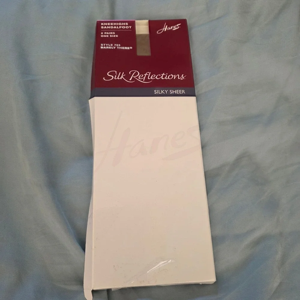 Hanes Silk Reflections Knee Highs Barely There Nude Sandalfoot Women OS NWT 2pr